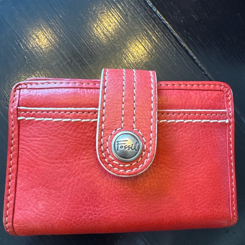 Fossil Red Leather Bifold Wallet – Patterned Interior, Snap Closure